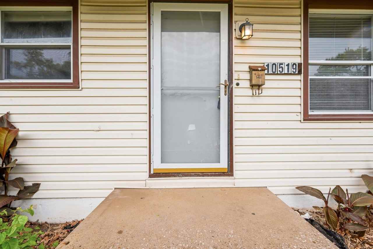 10519 Renfrew Dr - Photo 2 of 47
