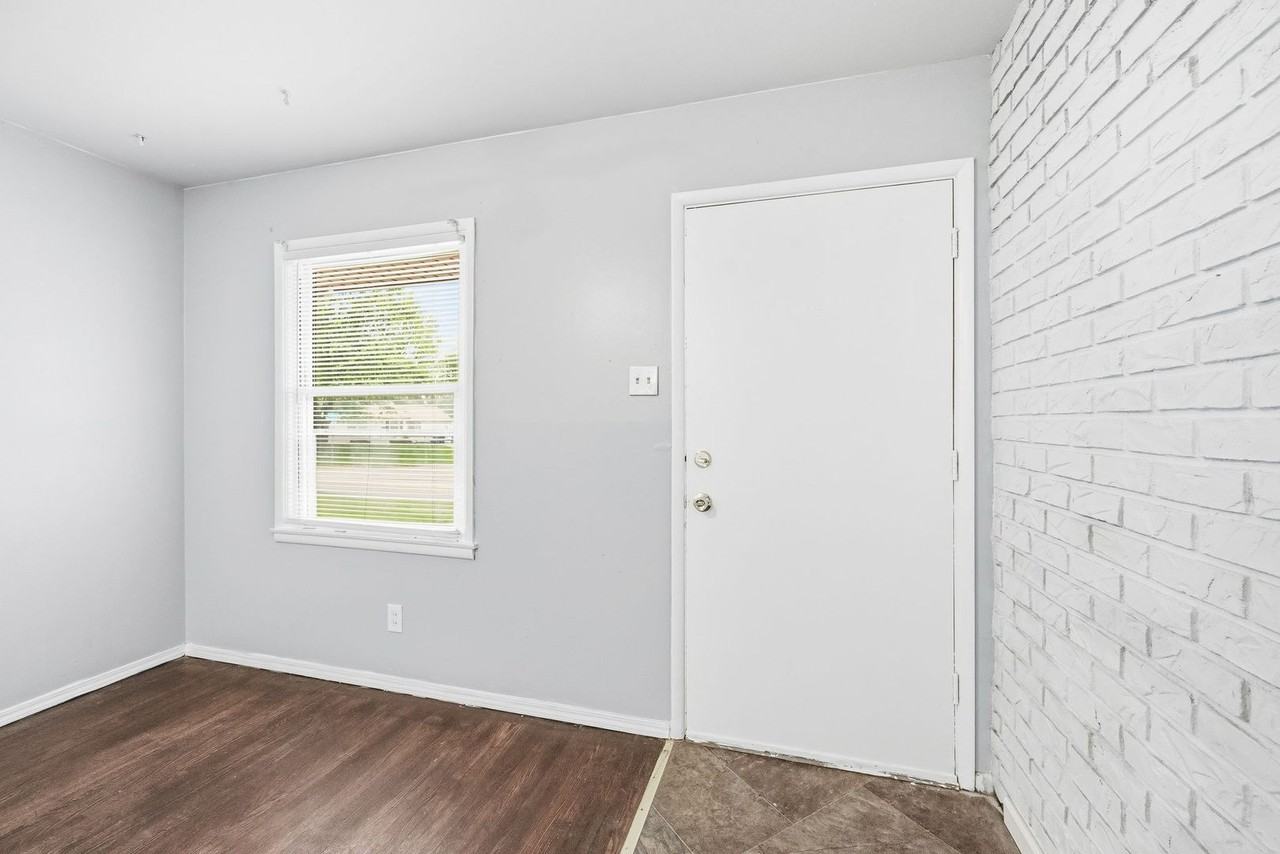 10519 Renfrew Dr - Photo 6 of 47
