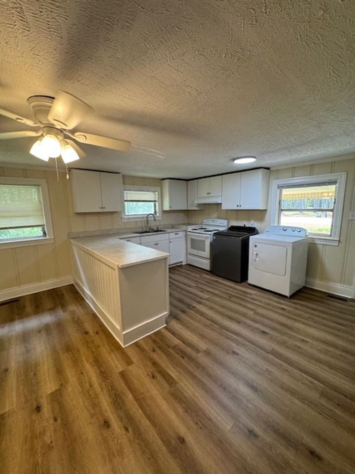 301 Woodview Dr - Photo 2 of 14