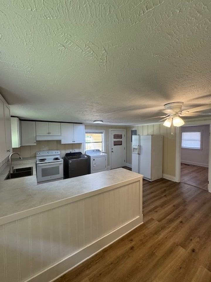 301 Woodview Dr - Photo 3 of 14