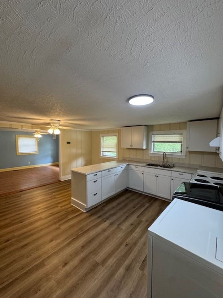 301 Woodview Dr - Photo 4 of 14