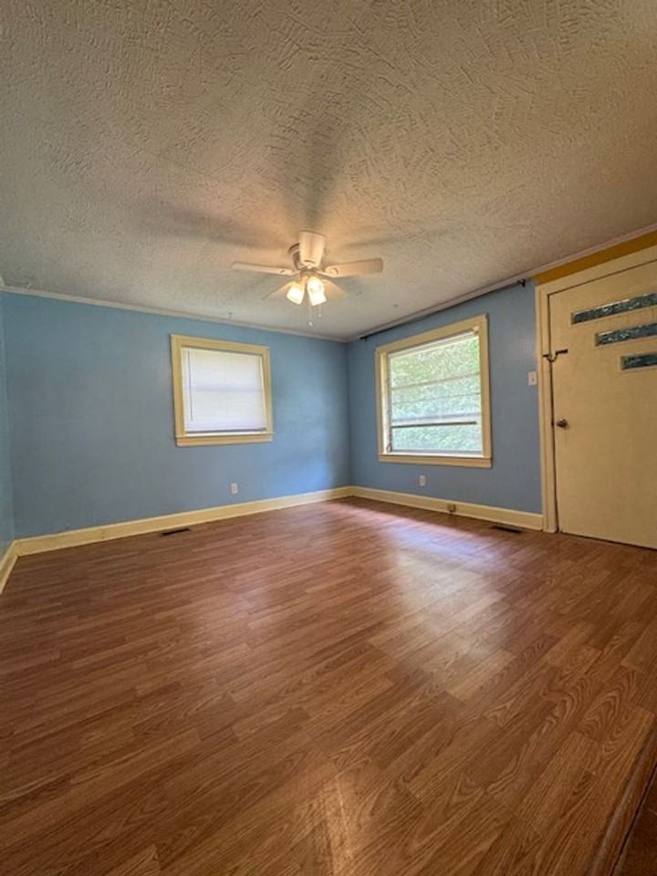 301 Woodview Dr - Photo 7 of 14