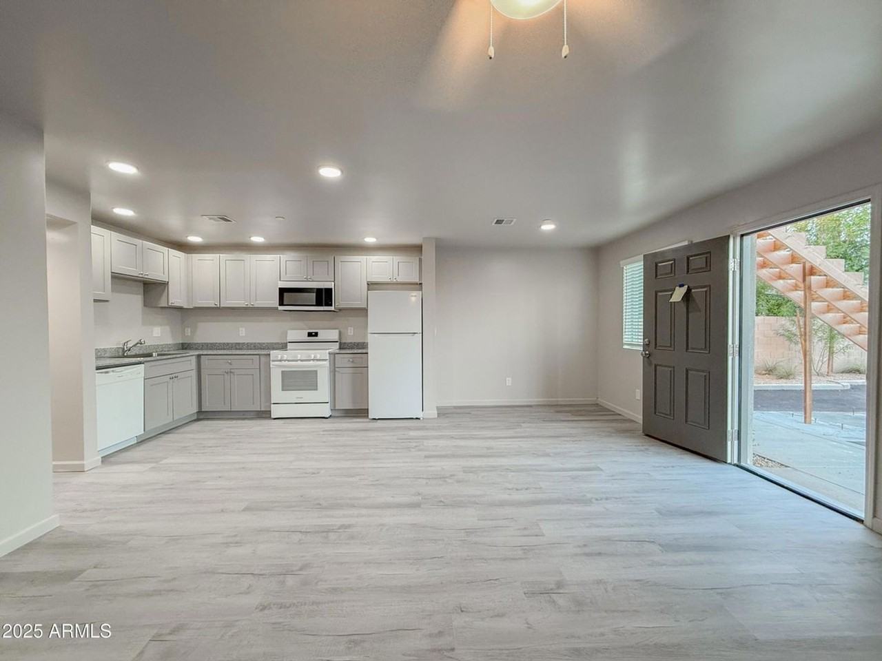 Beautiful 2 bedroom Home - Photo 2 of 21