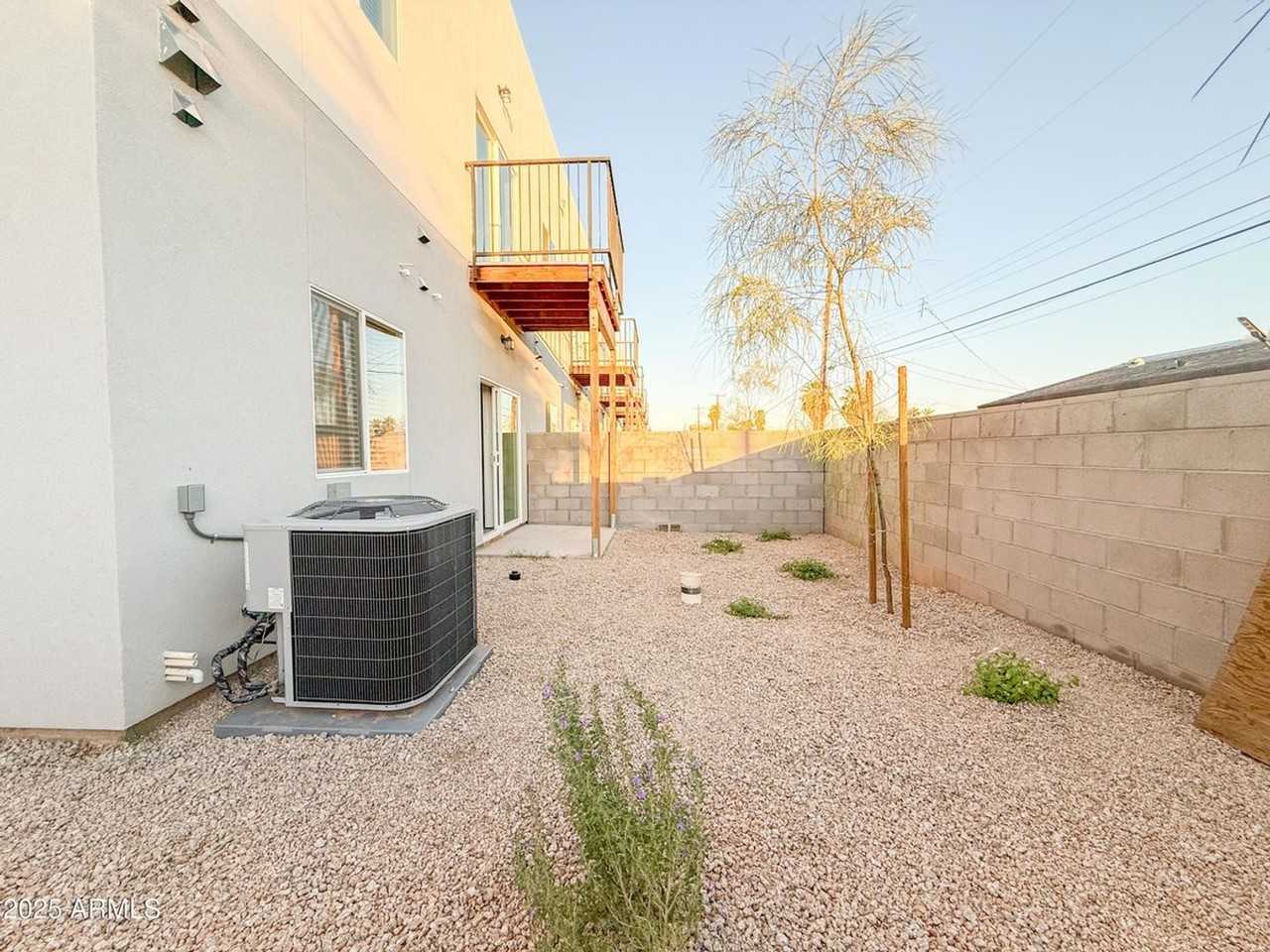 Beautiful 2 bedroom Home - Photo 5 of 21