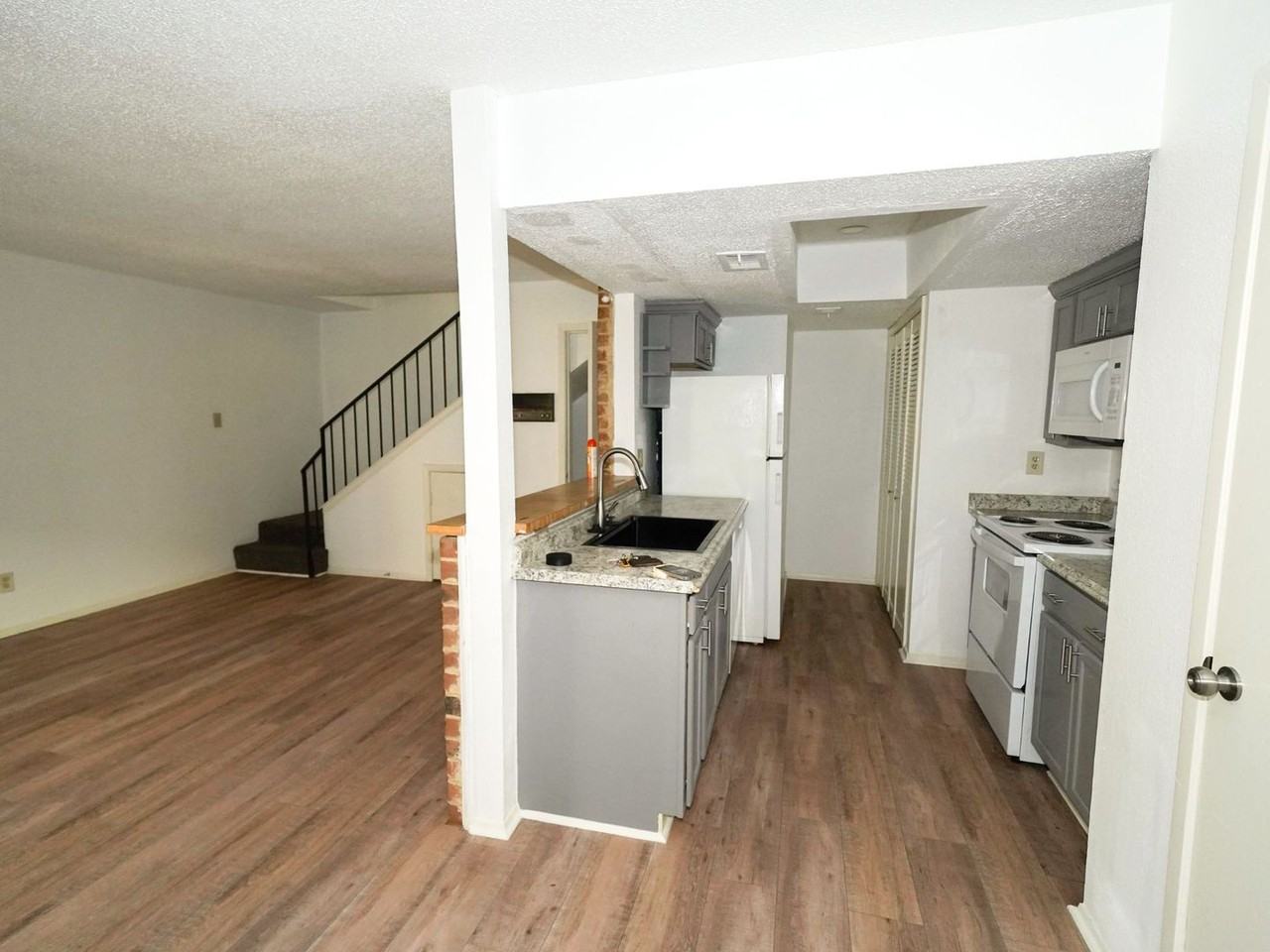 5670 Birchmont Dr - Photo 6 of 12