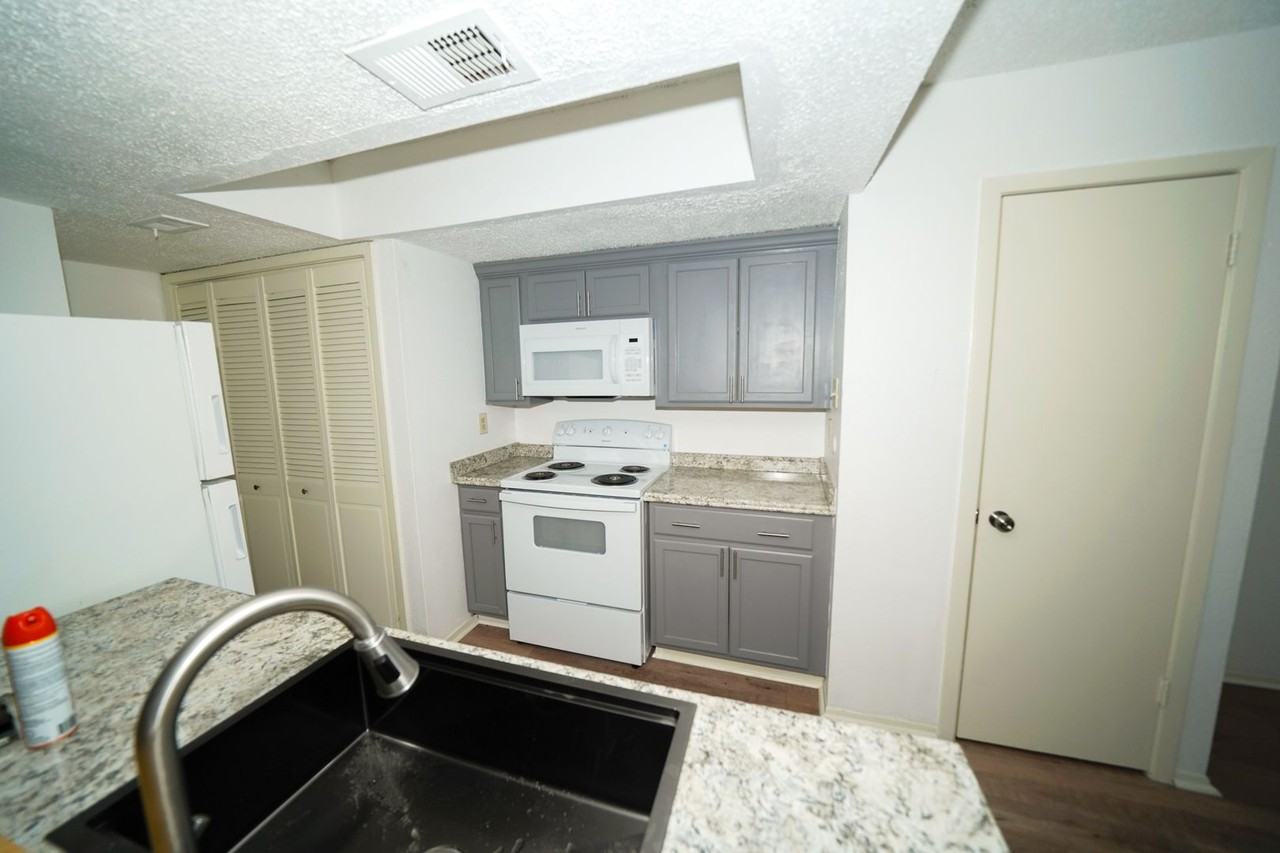 5670 Birchmont Dr - Photo 7 of 12