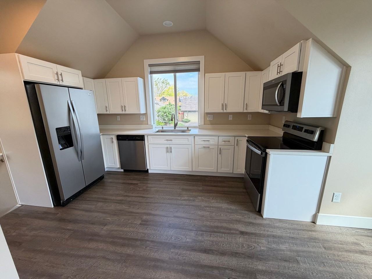 804 E Connecticut St - Photo 3 of 10