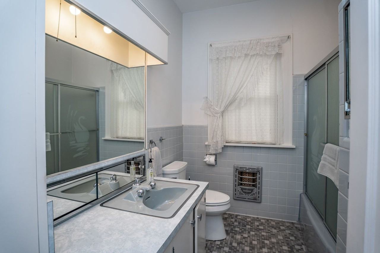 303 N Woodrow St - Photo 4 of 33