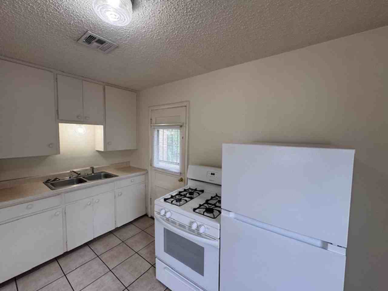 1224 Iowa St - Photo 2 of 12