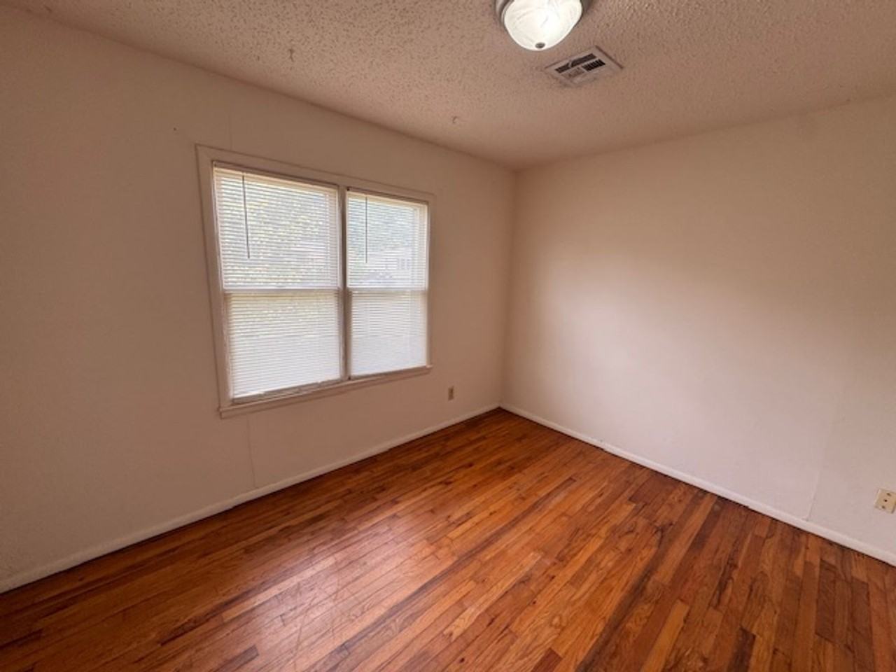 1224 Iowa St - Photo 5 of 12