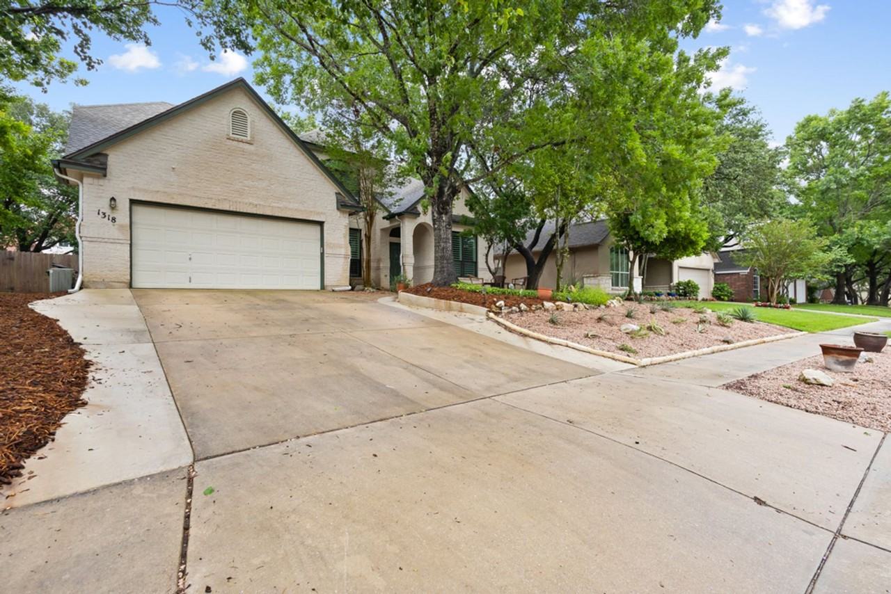 1318 Barton Crk - Photo 2 of 28