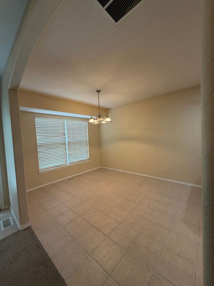 985 W Linwood Ave - Photo 3 of 14