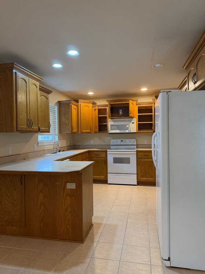 985 W Linwood Ave - Photo 4 of 14
