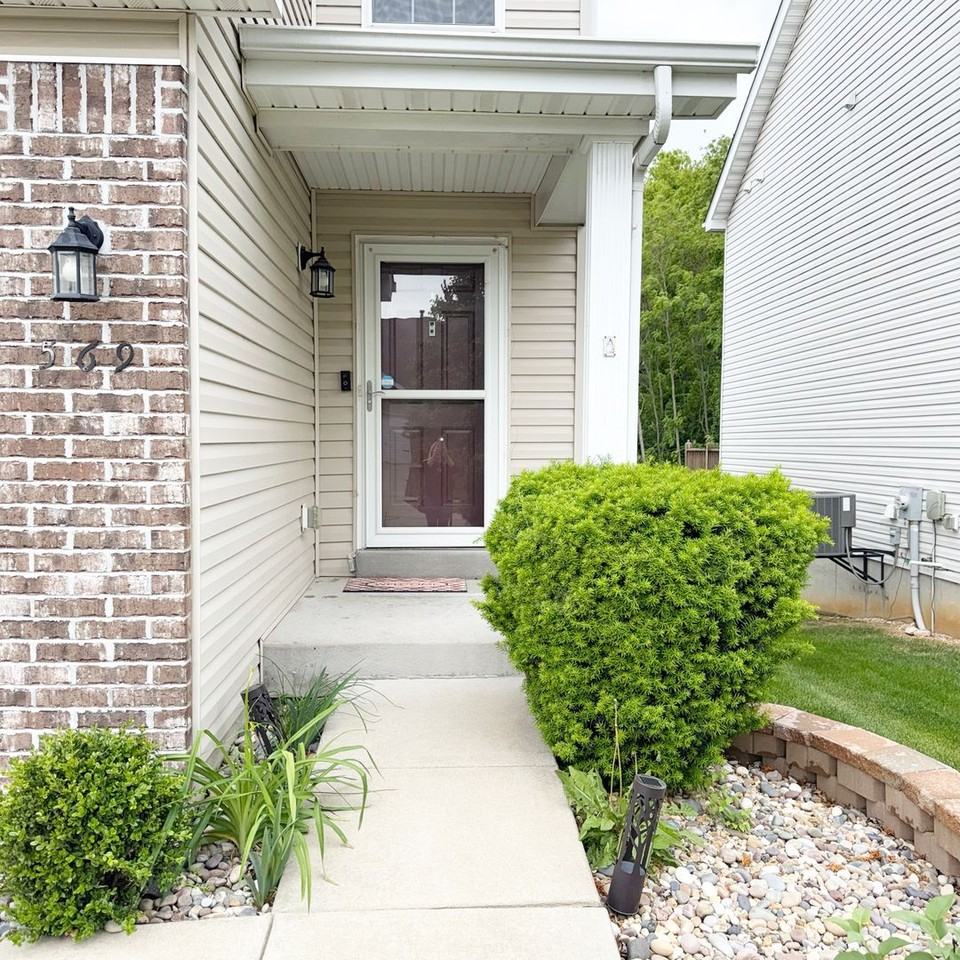569 Parkgate Dr - Photo 3 of 32