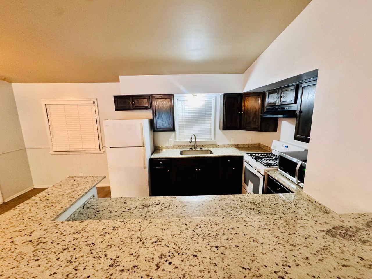 5519 N Garrison Pl - Photo 5 of 11