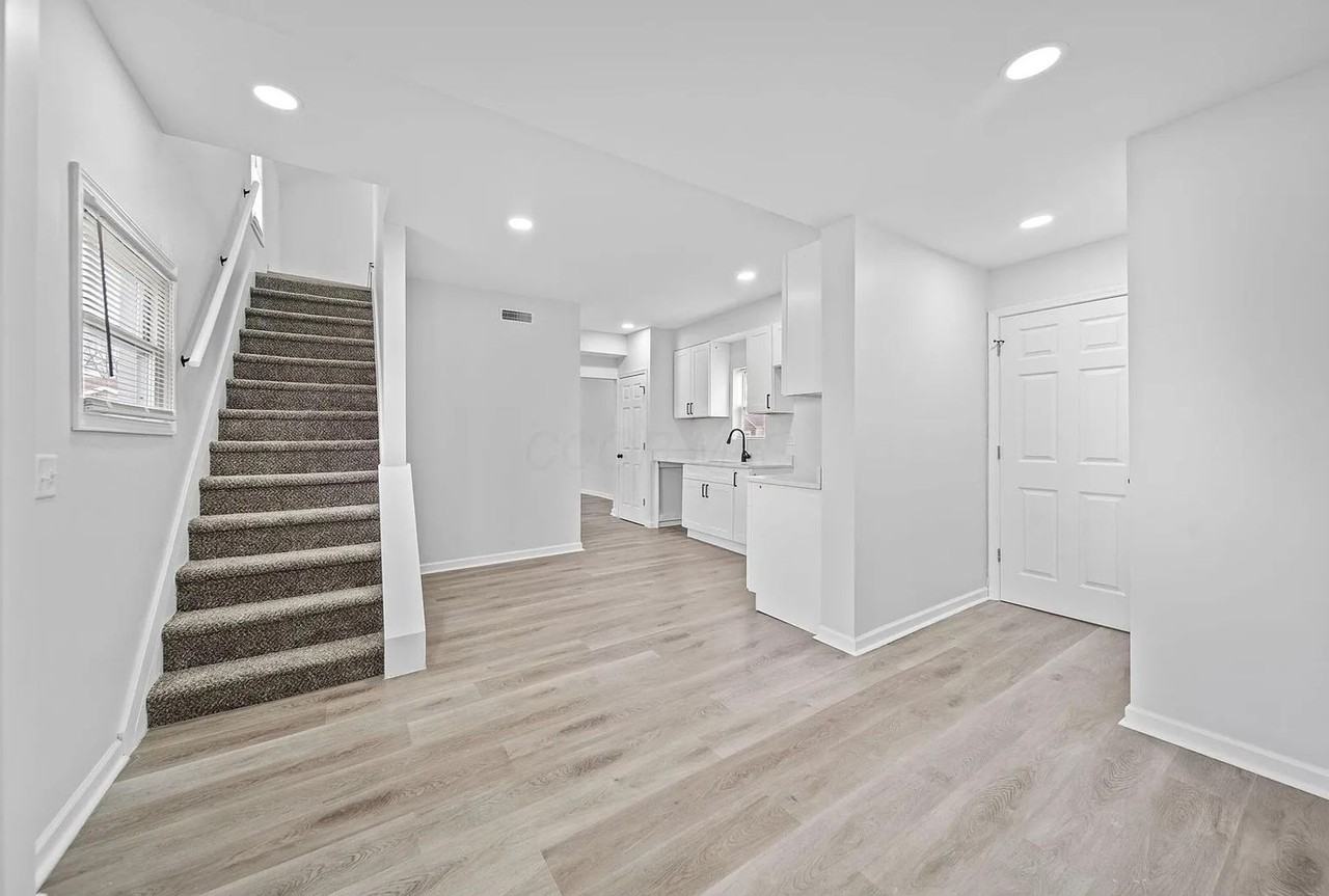 2841 E 10th Ave - Photo 3 of 36