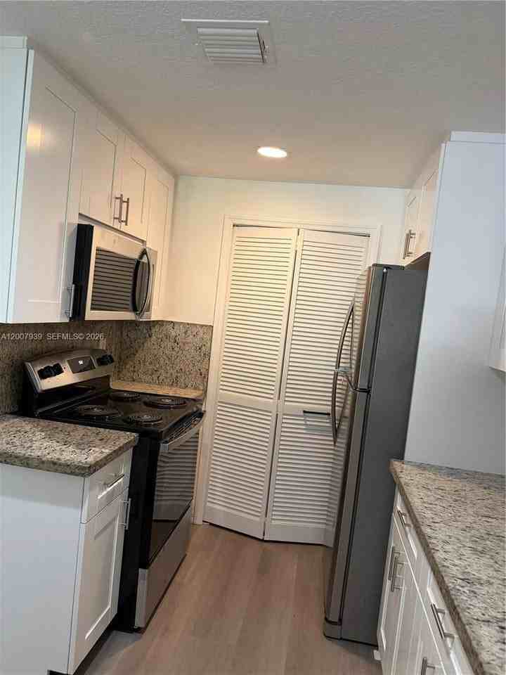 6500 Nw 114th Ave - Photo 3 of 16