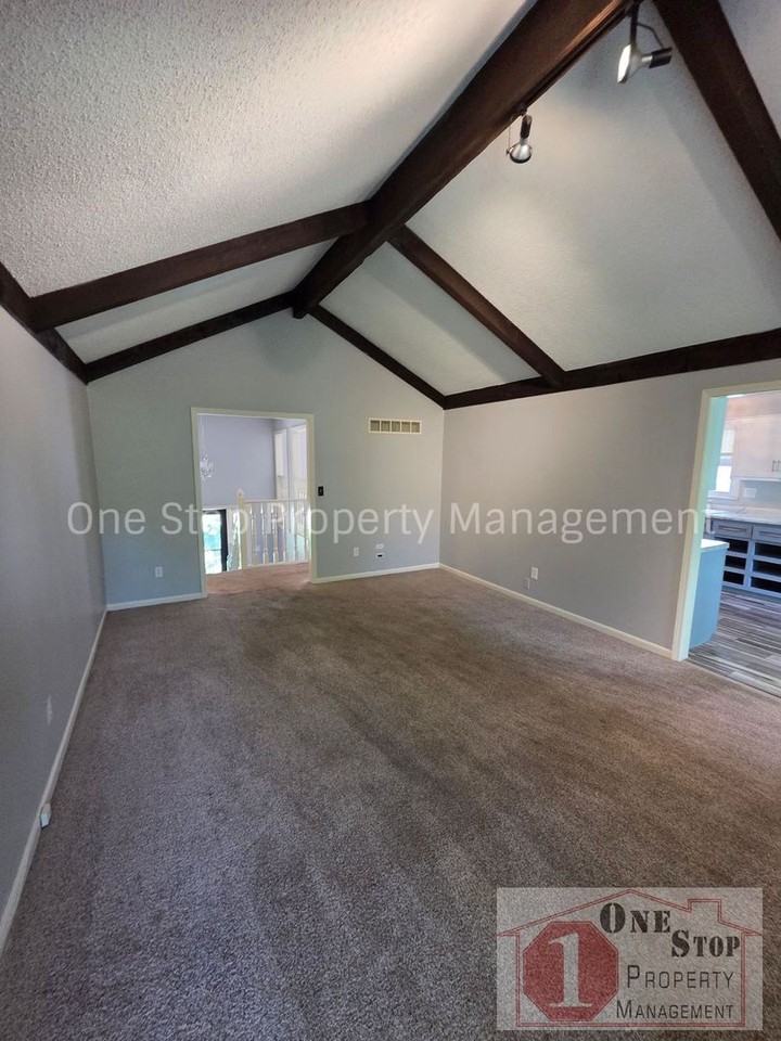 3032 Ne 73rd Ter - Photo 7 of 26