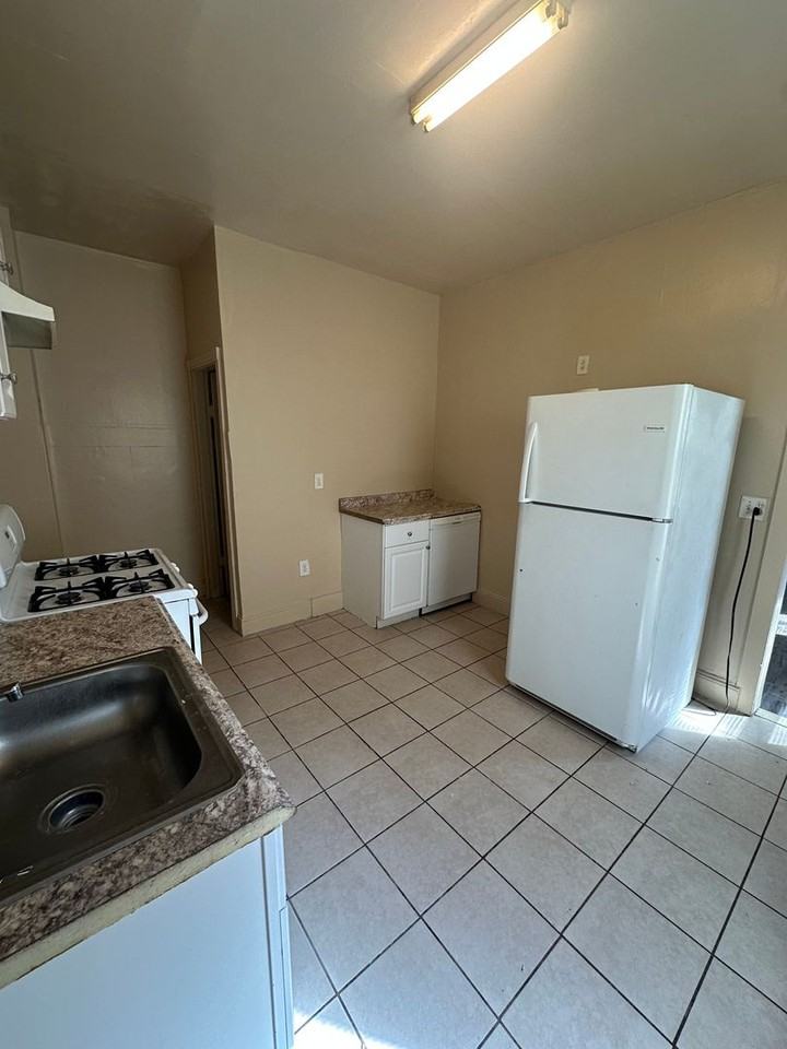 703 Walnut St - Photo 7 of 14