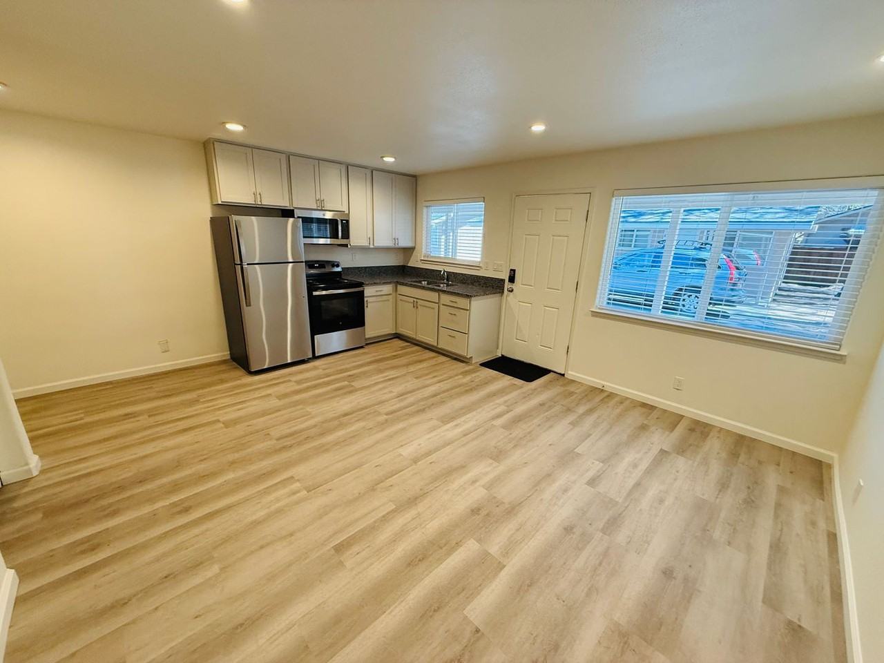 946 Modesto Ave - Photo 4 of 14