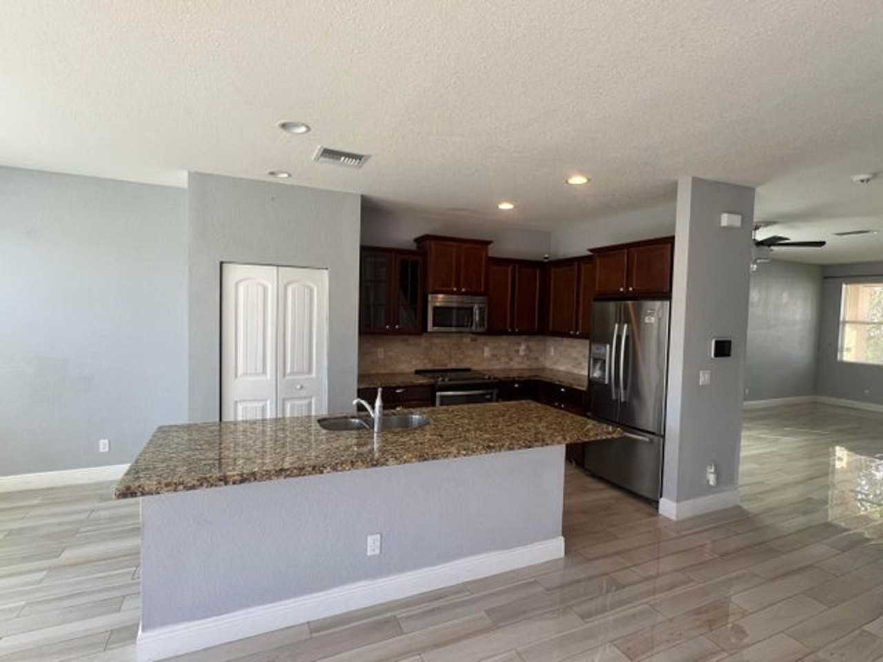 810 Palm Tree Ln - Photo 2 of 11