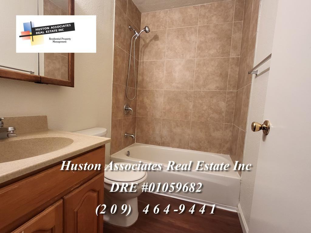 404 W Oak St - Photo 6 of 8