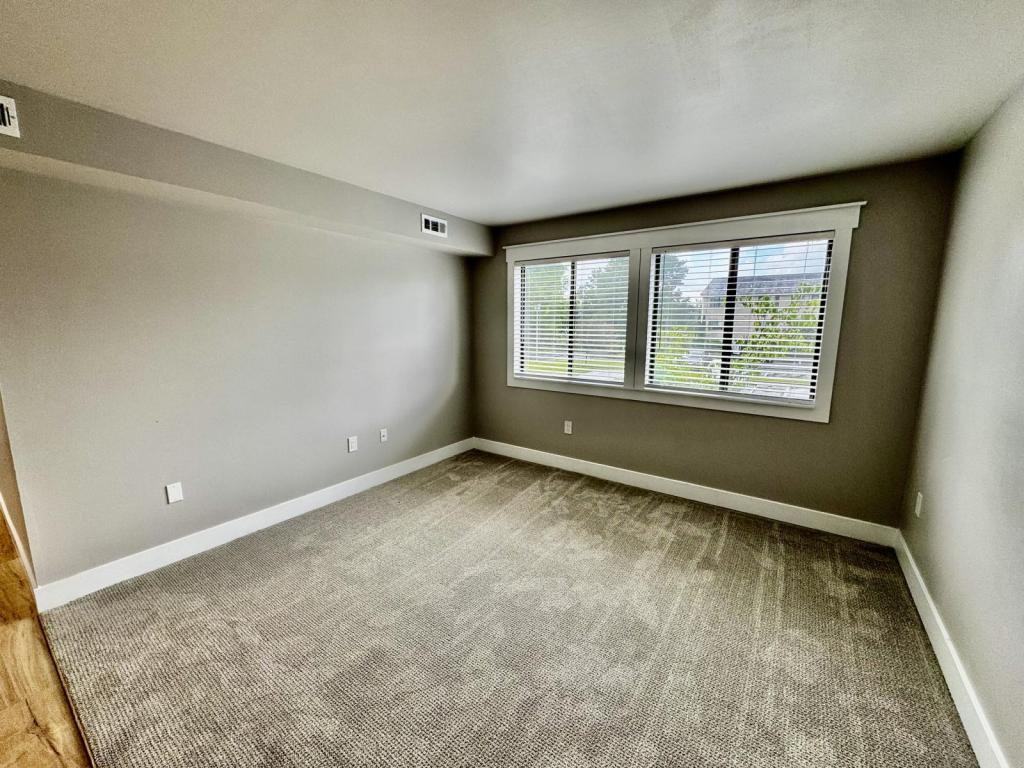980 Life Dr - Photo 3 of 11