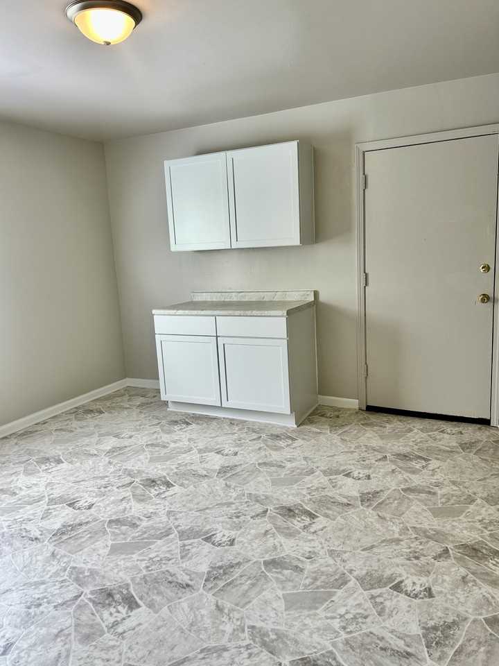2413 W Juneau Ave - Photo 2 of 5