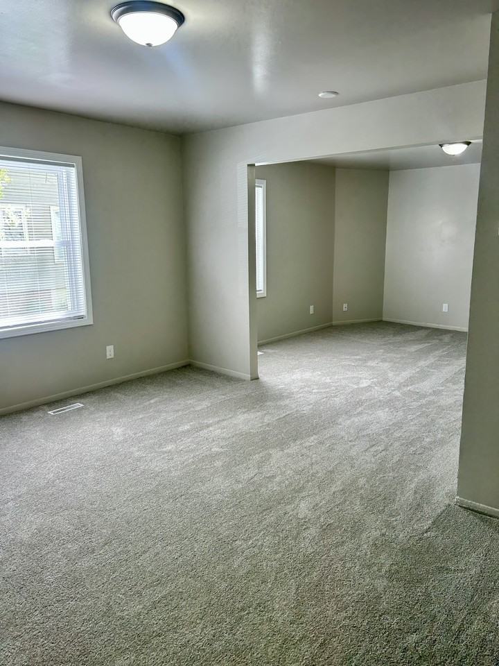 2413 W Juneau Ave - Photo 3 of 5