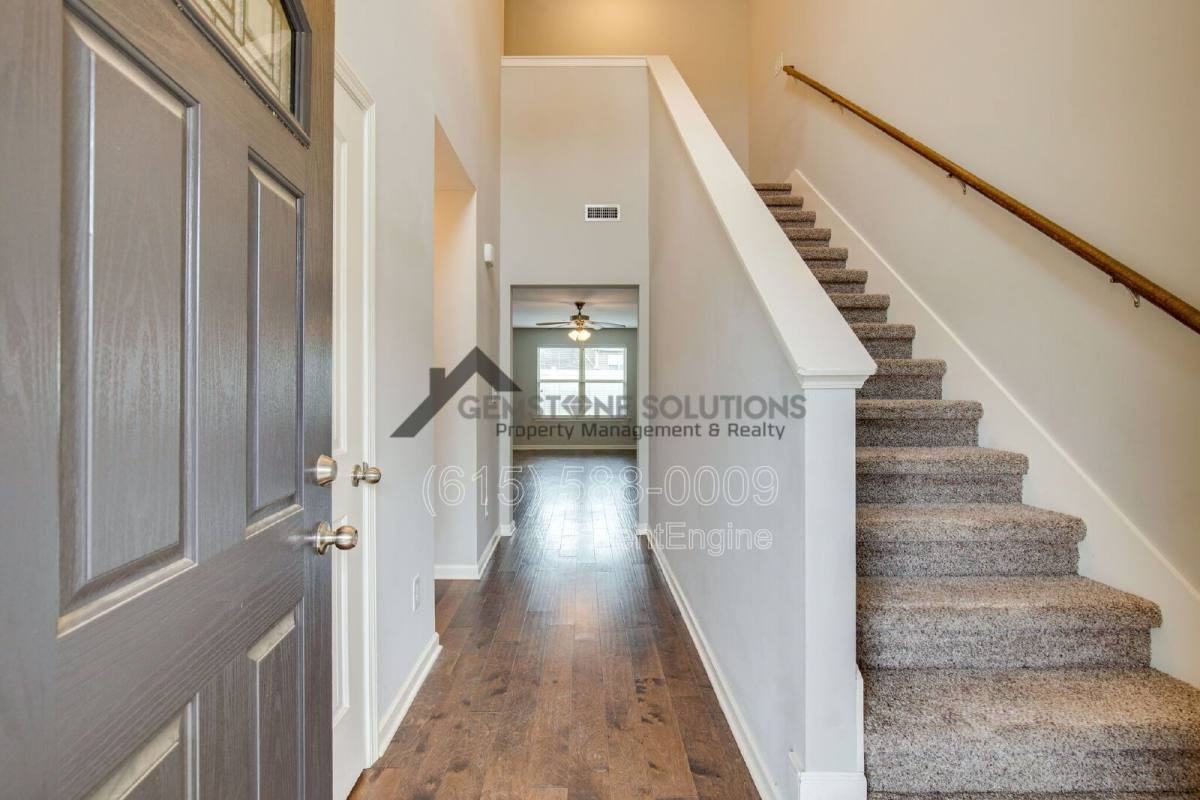 4018 Commons Dr - Photo 3 of 10