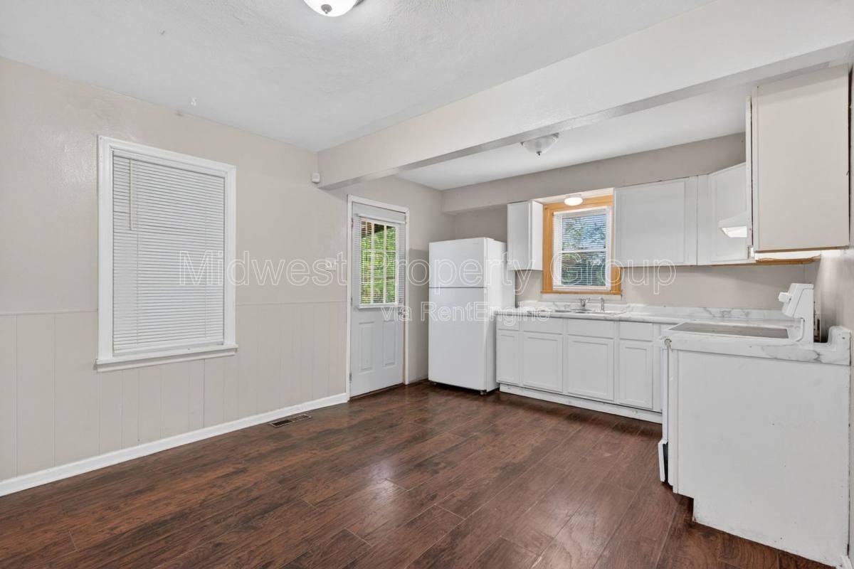 224 S Harvey Ave - Photo 3 of 10