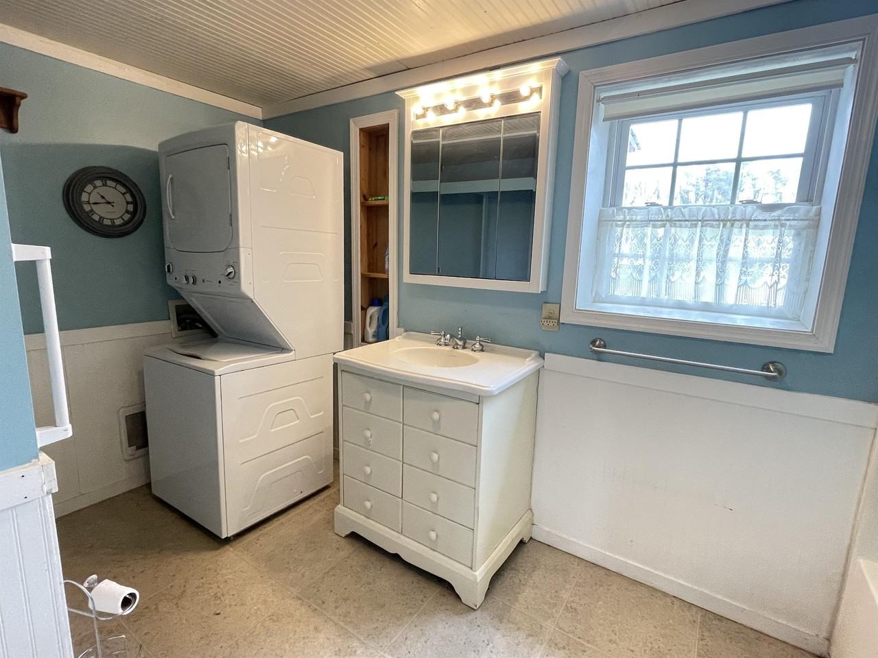 598 Wakefield Dr - Photo 2 of 8