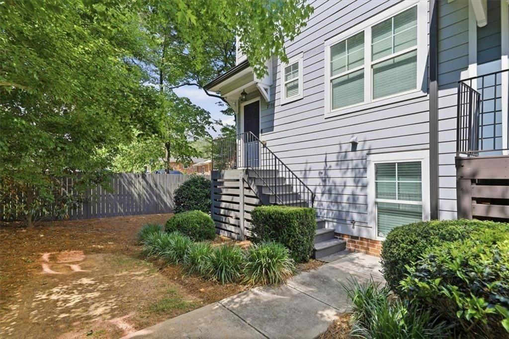 3796 Oxford Cir - Photo 2 of 39