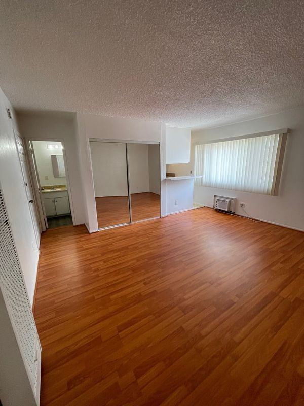 1260 N Beachwood Dr - Photo 2 of 11