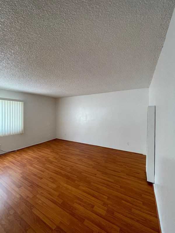 1260 N Beachwood Dr - Photo 3 of 11