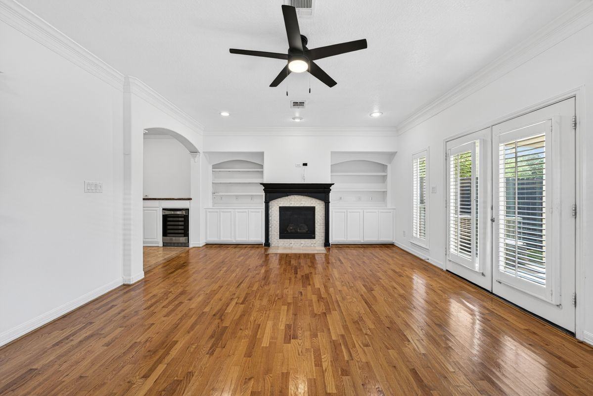 4711 Floyd St - Photo 3 of 3
