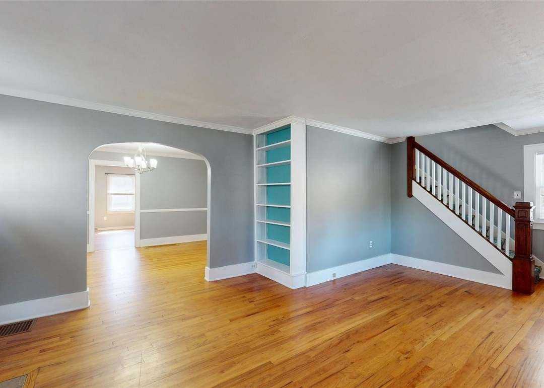 115 W 32nd St - Photo 3 of 6