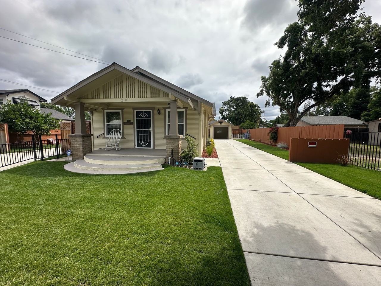 210 Las Flores Ave - Photo 3 of 23