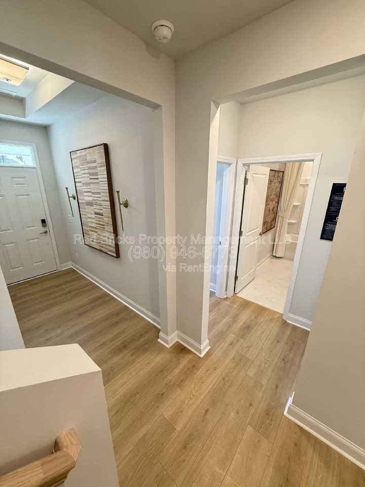 1014 Mapletree Ln - Photo 5 of 41