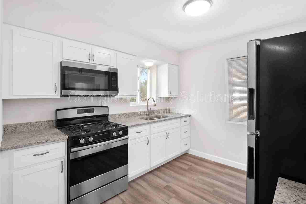 7720 Ahern Ave - Photo 2 of 21