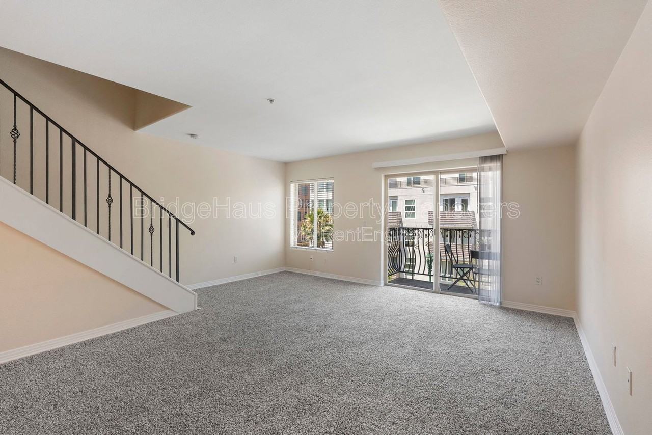 801 W Hawthorn St #304 - Photo 2 of 29