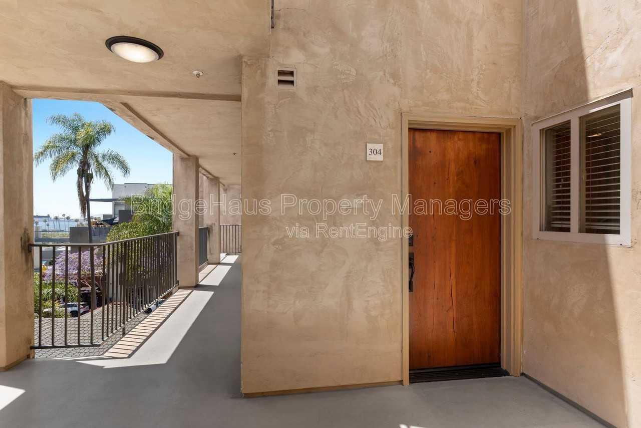 801 W Hawthorn St #304 - Photo 4 of 29