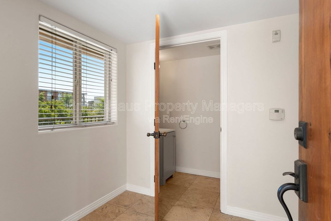 801 W Hawthorn St #304 - Photo 5 of 29