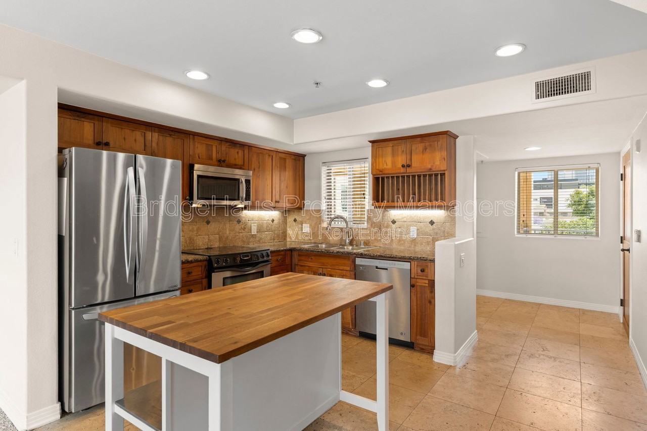 801 W Hawthorn St #304 - Photo 7 of 29