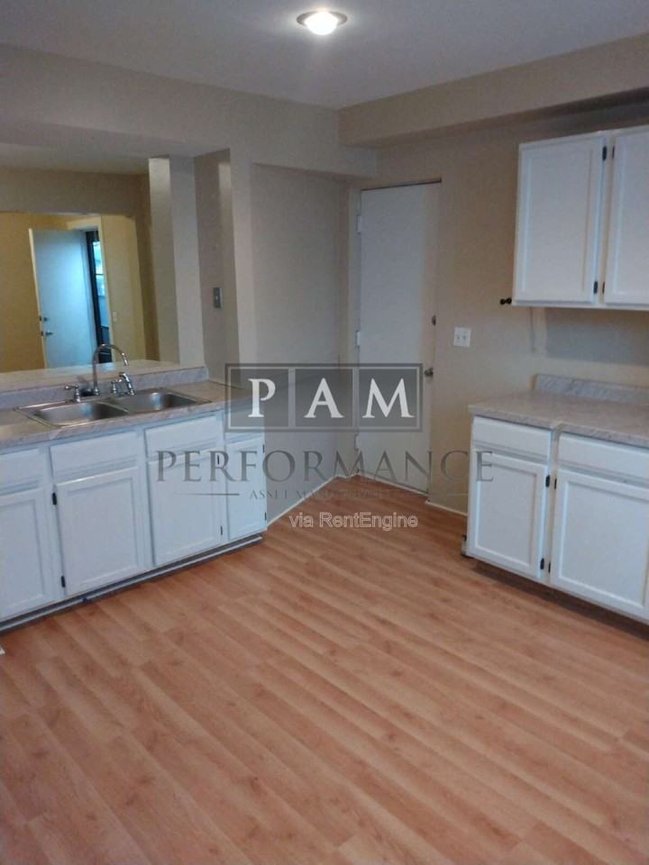 1521 N Jefferson St - Photo 6 of 15