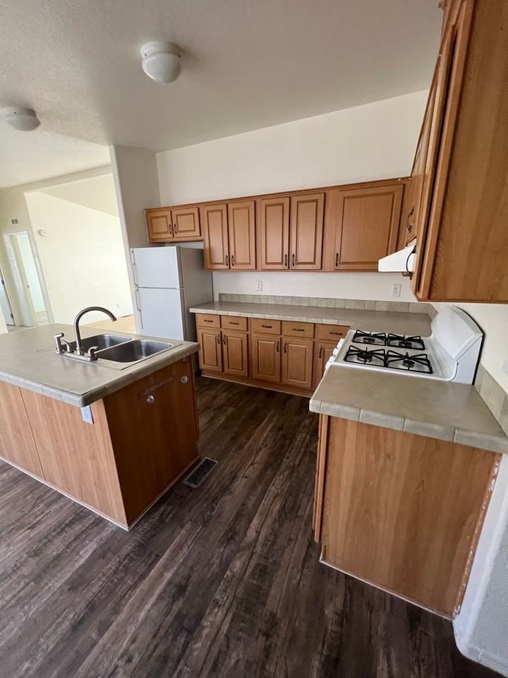 1915 N Park Ave #2 - Photo 4 of 12