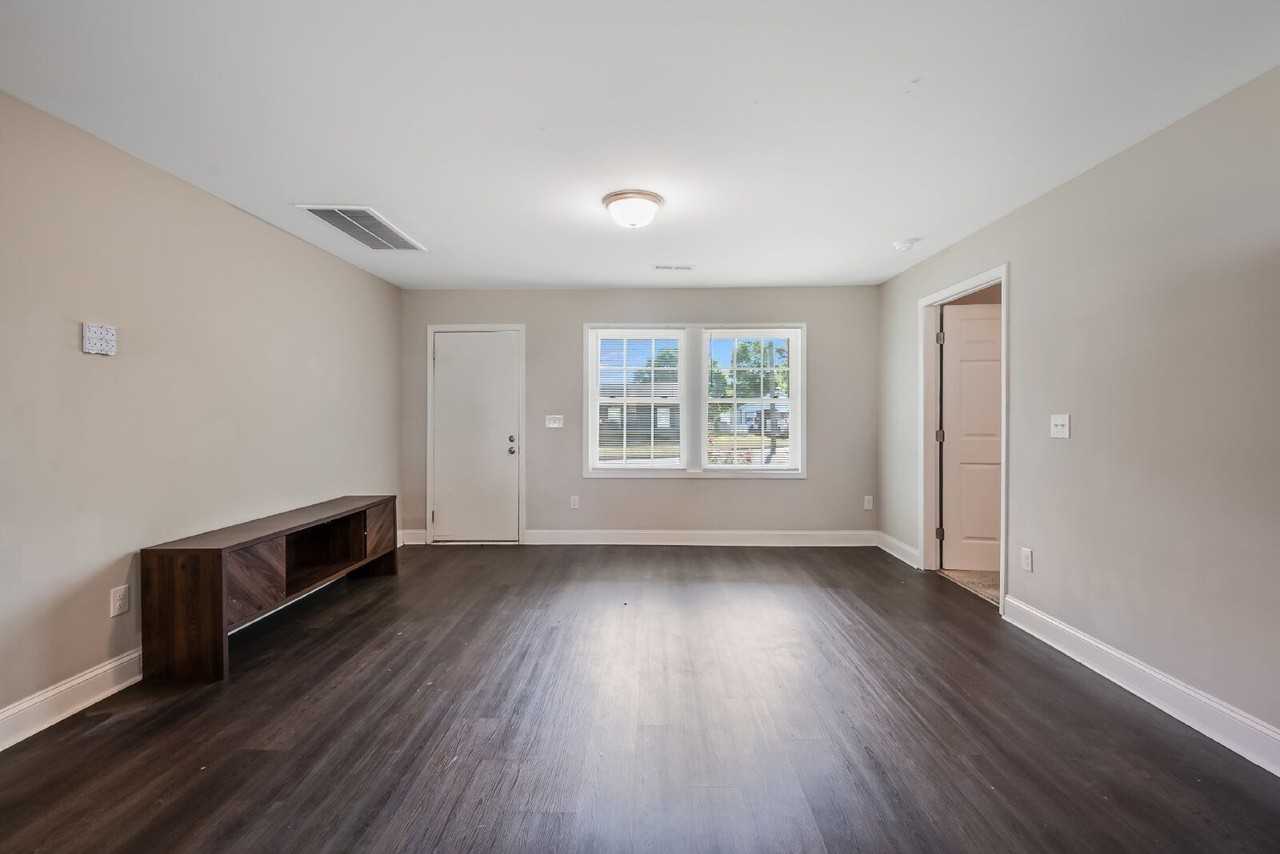 912 E Joyner St - Photo 2 of 17