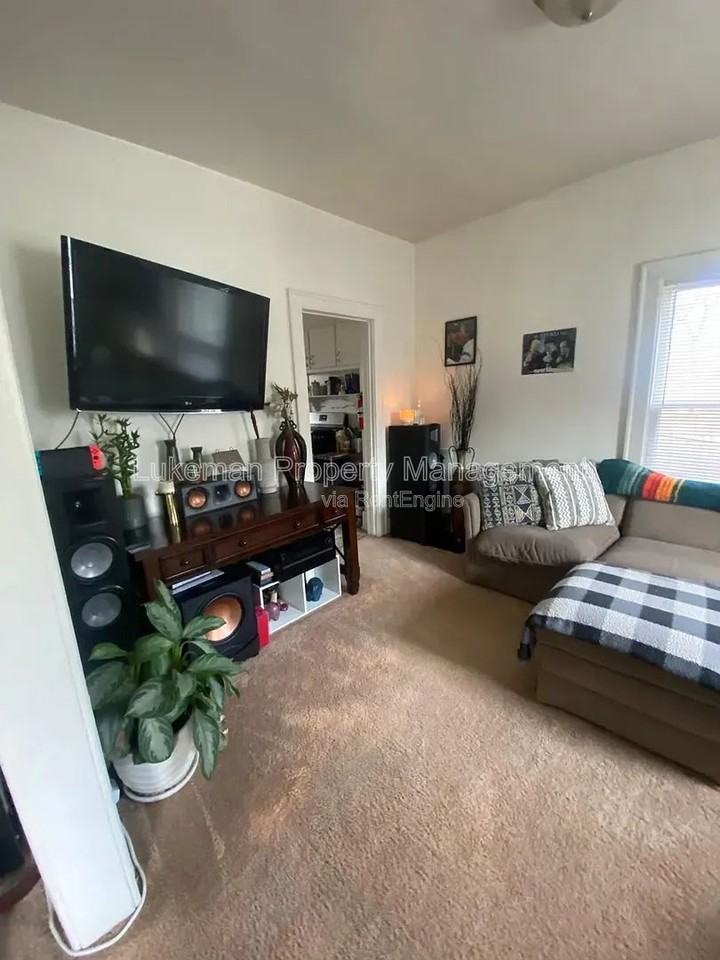 839 Davis St - Photo 3 of 8