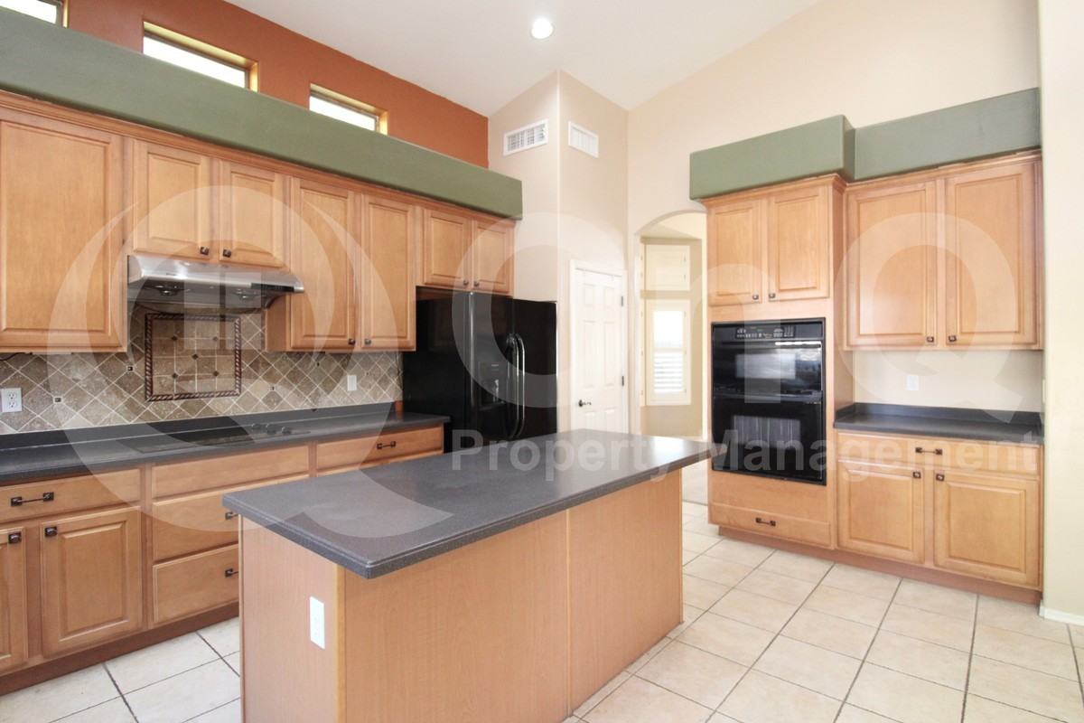 2290 W Maplewood St - Photo 3 of 33