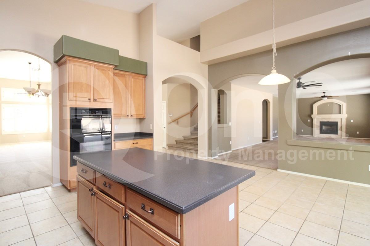 2290 W Maplewood St - Photo 4 of 33
